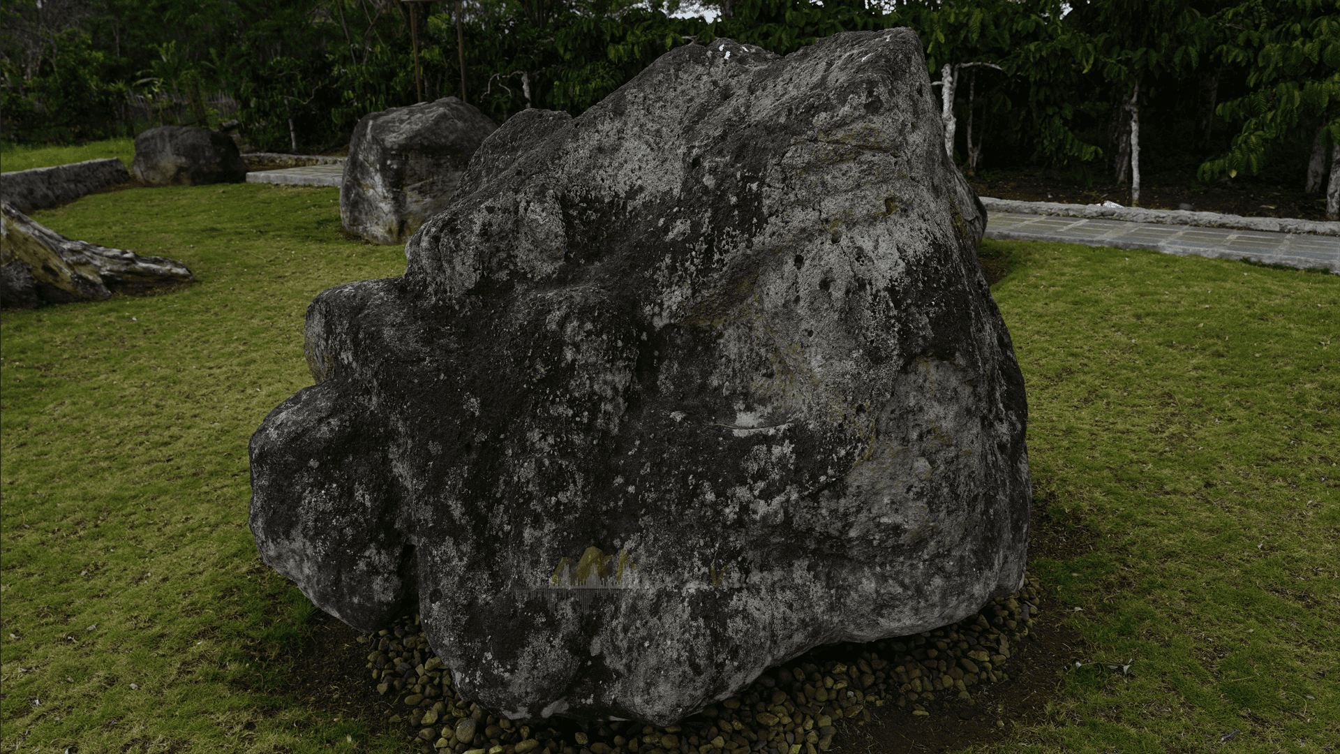 Megalitikum Batu Tebing Tinggi